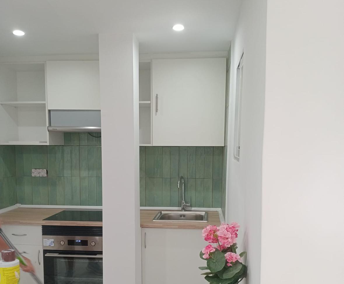 Cocina reformada por Renacer Global en un piso de Madrid
