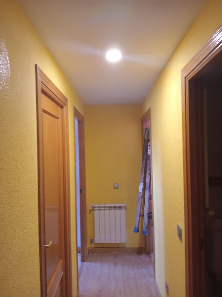 Pasillo pintado por Renacer Global en Madrid