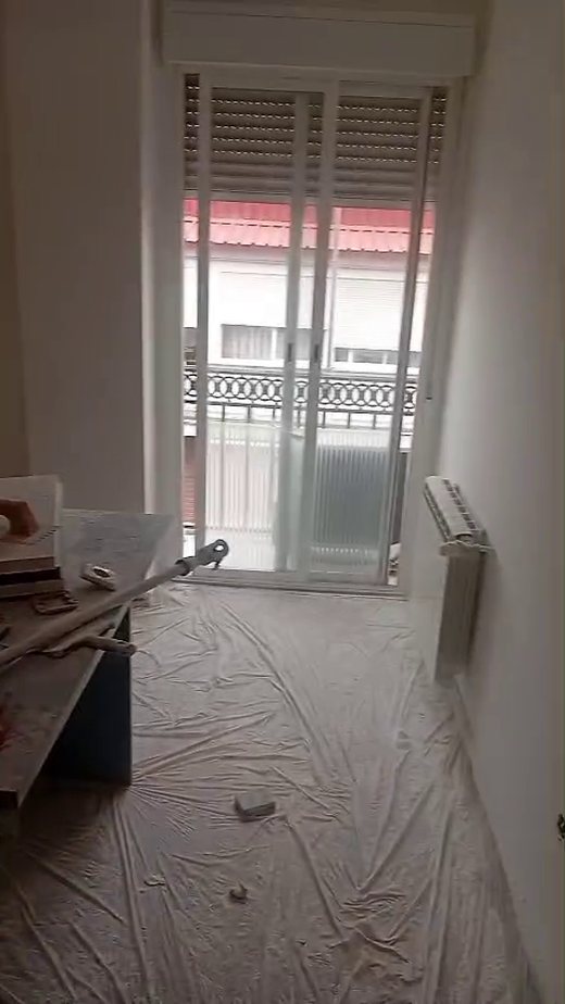 Suelos y muebles cubiertos antes de pintar una vivienda en Madrid