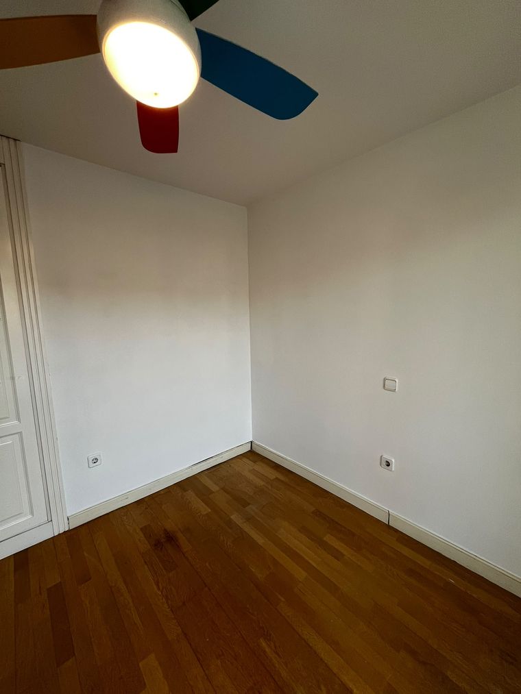 Dormitorio saneado y pintado por Renacer Global en Madrid