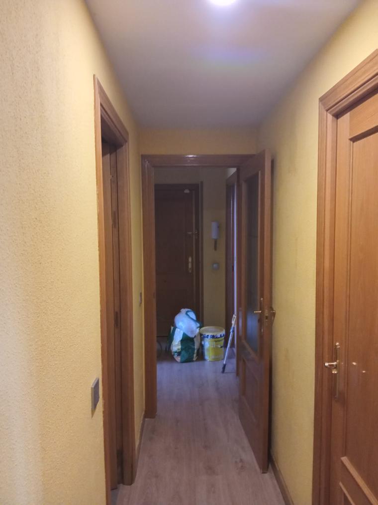 Pasillo antes de pintar en una vivienda de Madrid